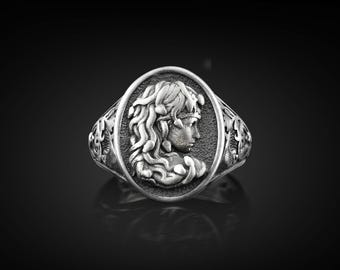 Gorgon Medusa with Floral Pattern Oval Unique Signet Ring for Men in Sterliing Silver, Greek Mythology Fantasy Ring Jewelry for Best Friend
