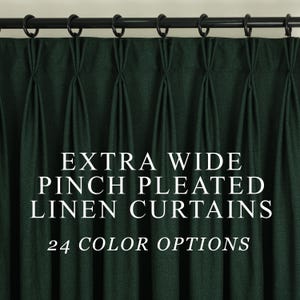 Pode incluir: Cortinas de linho plissadas com pinças verde escuro penduradas em anéis de metal preto. O texto nas cortinas diz "CORTINAS DE LINHO PLISSADAS EXTRA LARGAS" e "24 OPÇÕES DE CORES".