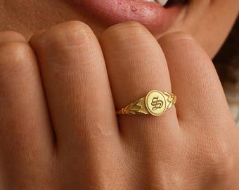 Anel de sinete gótico com inicial personalizada: joias personalizadas de prata esterlina