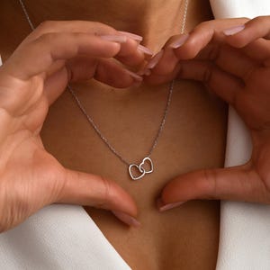 Ineinander greifende Herz Halskette, Doppel Herz Halskette | Zwei Herz Link Halskette, Zierliche 2 Herz Halskette, Geschenk für Sie, Geschenk für Freundinnen,