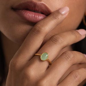 Pierścionek z jadeitu Solitaire, delikatny zielony pierścionek z owalnym kamieniem szlachetnym • Złoty pierścionek do łączenia • Minimalistyczny pierścionek • Prezent dla babci, niestandardowy pierścionek do łączenia, pierścionek z naturalnym kamieniem