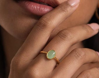 Jade Solitaire Ring,Dainty Green Oval Gemstone Ring •Gold Stacking Ring •Minimal ring•Grandma Gift ,Custom stackable ring,natural stone ring