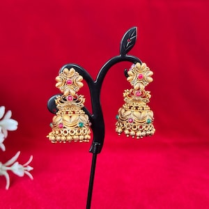 Antika guld tempel Jhumka örhängen med rubin och gröna stenar | Traditionell sydindisk Jhumki | Festliga brudörhängen | Etnisk uttalande