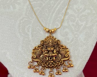 Collar con colgante de Lakshmi en oro antiguo, joyería de templo, collar largo del sur de la India.