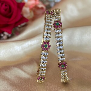 ルビーとエメラルドのフローラルデザインが施されたエレガントなゴールドバングルセット｜CZダイヤモンド風カダ｜インドの結婚式用ブライダルジュエリー｜彼女への贈り物