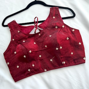 Chemisier en soie bordeaux Fandy | Paillettes Butti Work, chemisier sari de créateur rembourré (prêt à porter)