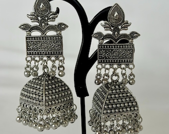 Geoxideerde zilveren Jhumka-oorbellen, grote Indiase statement-oorbellen, Jhumki met bloemenmotief en tribale motieven, traditionele etnische sieraden, boho-feestelijke stijl, Garba-oorbellen