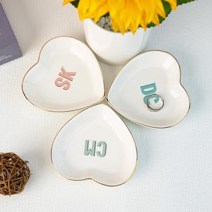 Plato de joyería con inicial personalizada, plato de joyería con letra personalizada, regalos para damas de honor, regalos para despedidas de soltera, regalos de cumpleaños, regalos para mejores amigas