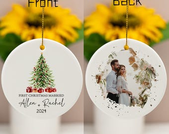 Könnte beinhalten: Weißer Keramik-Weihnachtsbaumschmuck mit einer Aquarell-Illustration eines Weihnachtsbaums und Geschenken. Der Text lautet "First Christmas Married Allen + Rachel 2024". Die Rückseite des Baumanhängers zeigt ein Foto eines Paares in einem Aquarellrahmen.