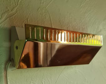 Lámpara de noche danesa moderna HAMALUX. Lámpara de cama retro de metal dorado con pantalla ajustable. Iluminación vintage escandinava funcionalista de los años 70.