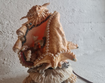 Vintage Conch Shell-tafellamp, nautisch decor, handgemaakt van verschillende schelpen en koralen, verbazingwekkend kitscherig, maximalistisch en leuk.