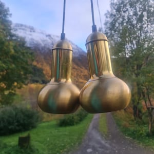 Zwei Mid Century PHALLOS Messing Hängelampen von Benny Frandsen Belysning Dänemark ca 1970-75. Skandinavische Danish Modern Designer Lampen