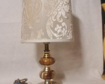 Lampe de table vintage en onyx vert de forme classique. lampe de table vintage en marbre. Lampe de style néoclassique avec abat-jour assorti.