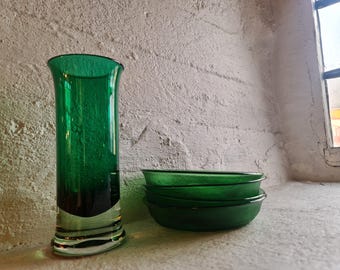 Ensemble vase et bol Hadeland Glassverk TELEMARK vintage en verre vert par Willy Johansson Norvège. Ensemble de verres d'art moderne scandinave couleur émeraude foncé