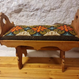 Vintage norwegische Volkskunstbank mit traditionellem Flachstich, handbesticktem Sitz - geschnitzter Kiefernhocker. Skandinavische Volkskunst Fußbank