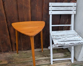Mesita auxiliar escandinava moderna de mediados de siglo con forma de hoja. Mesa de centro trípode con forma de gancho para canalón. Mesa moderna sueca de madera de pino. Pino retro de mediados de siglo.