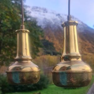 Paar Scandinavische moderne koperen hanglampen, OMI Denemarken, jaren 60. Moderne microfoonlampen uit het midden van de eeuw. Stijlvolle vintage messing MCM-lampen