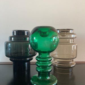 Trio de vidro nórdico. Tamara Aladin Riihimäki Vaso de vidro e castiçal, Carmen 1960-70, com vasos cinza escandinavos modernistas empilháveis