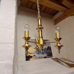 Vintage Scandinavische functionalistische messing hanglamp. 3-armige hanglamp / vintage kroonluchter. Moderne retro hanglamp uit het midden van de eeuw
