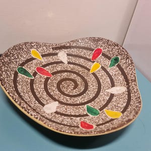 ミッドセンチュリーのドイツ製陶器プレート、1950 年代から 1960 年代のヴィンテージ装飾。モダニズムの幾何学的スタイル。1950 年代のブルータリスト陶器、抽象的な装飾。ファット ラバ