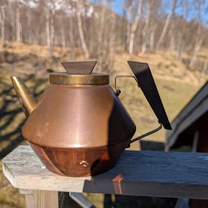 Théière vintage danoise en cuivre Joda Wert Arbeit, poignée en teck, cafetière scandinave moderne du milieu du siècle