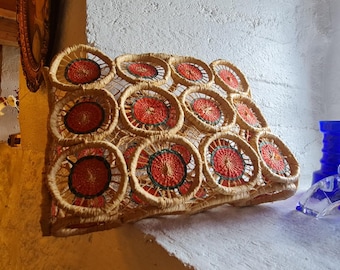 Vintage 1970er Jahre Boho Korb-Einkaufstasche aus gewebtem Seegras mit hellen Medaillon-Kreisen. Hippie Strandtasche, Retro Markt Handtasche. Shabby Küken Korb