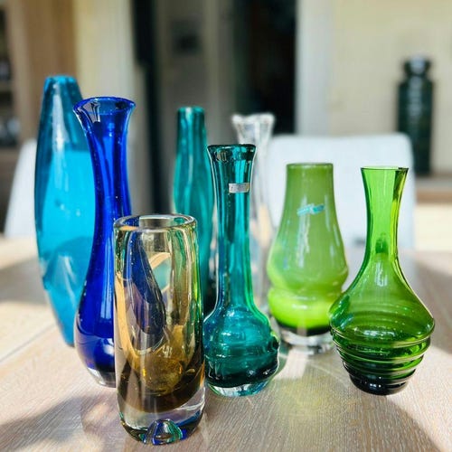 スカンジナビア風ポップアート風ケース入りガラス花瓶 – スカイブルー