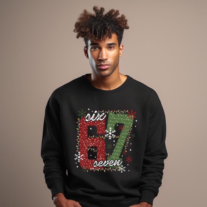 Może przedstawiać: Czarna bluza z napisem "six" i "seven" w czerwonym i zielonym brokatem, obramowanym światełkami i płatkami śniegu. Bluza z okrągłym dekoltem.