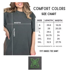 以下が含まれることがあります： インチ単位のユニセックスTシャツのサイズ表。表には、Sから3XLまでのサイズと、それに対応する長さ、幅の寸法が示されています。