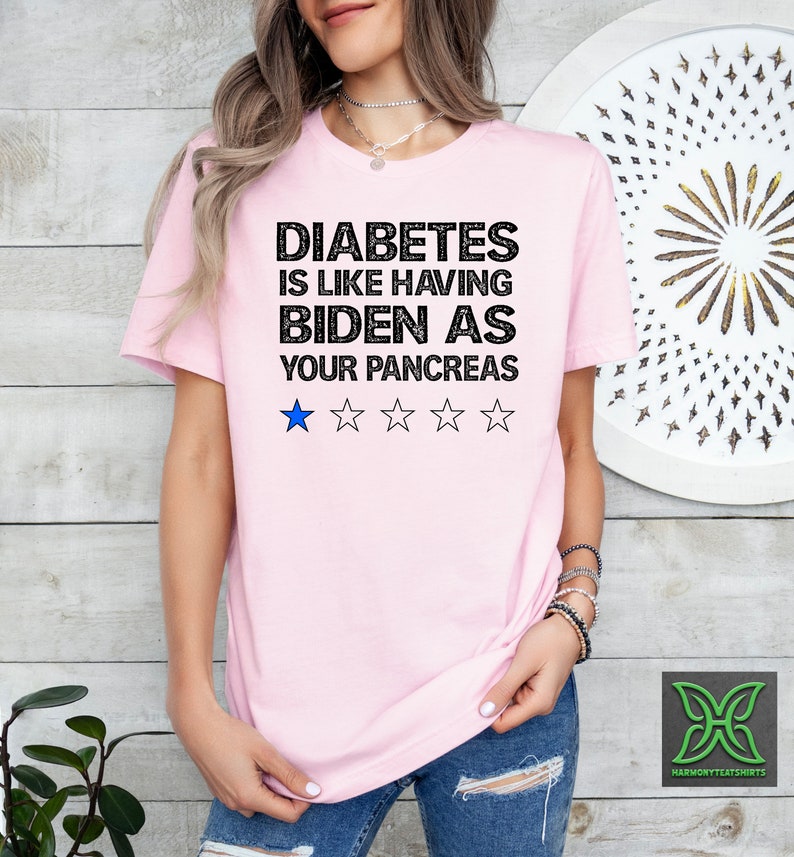 Op de afbeelding: Roze T-shirt met de tekst "Diabetes is alsof je Biden als pancreas hebt" en een beoordeling van &eacute;&eacute;n ster.