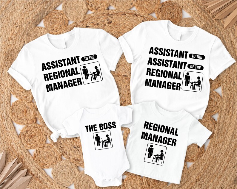 K&ouml;nnte beinhalten: Vier wei&szlig;e T-Shirts und ein Body mit schwarzem Text. Die Shirts tragen die Aufschrift "Assistent des Regionalleiters", "Assistent des Assistenten des Regionalleiters" und "Regionalleiter". Der Body tr&auml;gt die Aufschrift "The Boss".