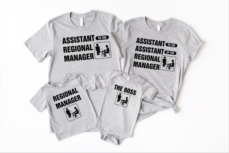 K&ouml;nnte beinhalten: Ein Familienset aus hellgrauen T-Shirts und einem Body. Die Shirts tragen schwarzen Text: "Assistent des Regionalleiters", "Regionalleiter" und "Der Boss". Jedes Kleidungsst&uuml;ck hat eine kleine Grafik.