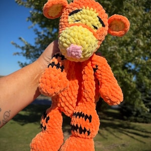 Tiger Nalle Puh virkad Snuggler handgjord ljuvlig babyshowerpresent barnrum