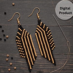 Peut inclure: Une paire de boucles d'oreilles pendantes composées de petites perles noires et dorées disposées en un motif géométrique en chevron. Les boucles d'oreilles sont dotées de crochets en métal doré. Des perles noires et dorées sont éparpillées.