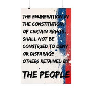 Könnte beinhalten: Ein weißer Poster mit roten und blauen Farbstichen. Der Text auf dem Poster lautet: "THE ENUMERATION IN THE CONSTITUTION, OF CERTAIN RIGHTS, SHALL NOT BE CONSTRUED TO DENY OR DISPARAGE OTHERS RETAINED BY THE PEOPLE."