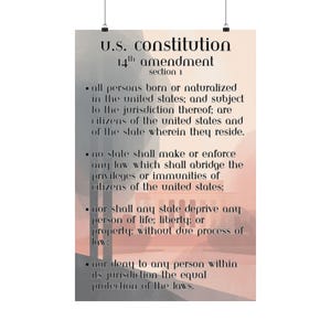 Könnte beinhalten: Ein Poster mit dem 14. Zusatzartikel, Abschnitt 1, der US-Verfassung. Der Text ist in einer klassischen Serifenschrift gehalten, vor einem Hintergrund im Aquarellstil mit sanften Rosa-, Grau- und Weißtönen. Das Poster wird von einer schwarzen Klammer gehalten.