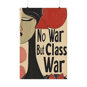 Könnte beinhalten: Vintage Poster mit einem Frauenprofil in Schwarz und Beige, mit einer roten Form darüber. Der Text "No War But Class War" in fetten schwarzen Buchstaben auf cremefarbenem Hintergrund. Das Poster hat eine Retro-Ästhetik.