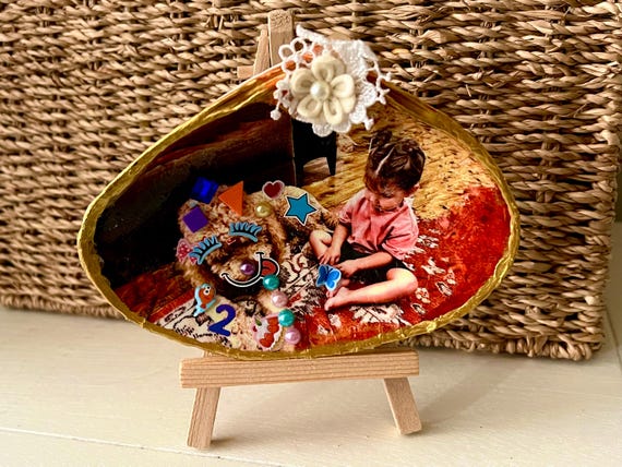 Happy moments captured on a shell. Your personal photo transferred into a shell, sealed with resin and displayed with a stand.