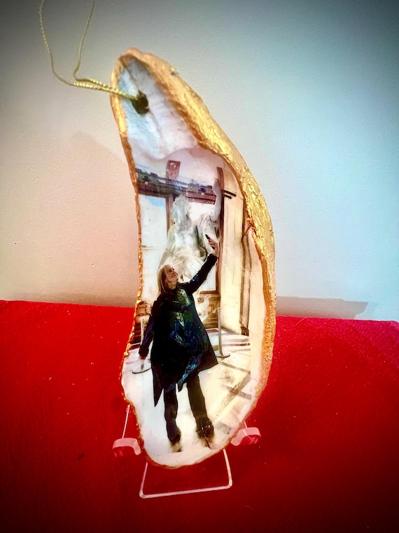 Happy moments captured on a shell. Your personal photo transferred into a shell, sealed with resin and displayed with a stand.