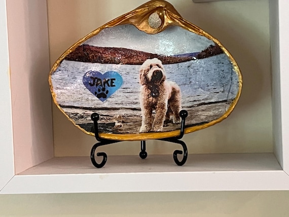 Happy moments captured on a shell. Your personal photo transferred into a shell, sealed with resin and displayed with a stand.