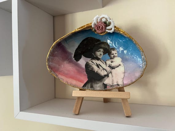 Your photo transferred inside a seashell makes a perfect gift for housewarming, birthdays, weddings, Valentine's Day, Weddings, Engagements