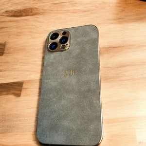 Personalisierte Wildleder iPhone Hülle für iPhone 15 14 13 12 11 Pro max Initialen Gravur Handyhülle Geschenkidee für sie Monogramm PU Custom Case Grey-Gold Letters