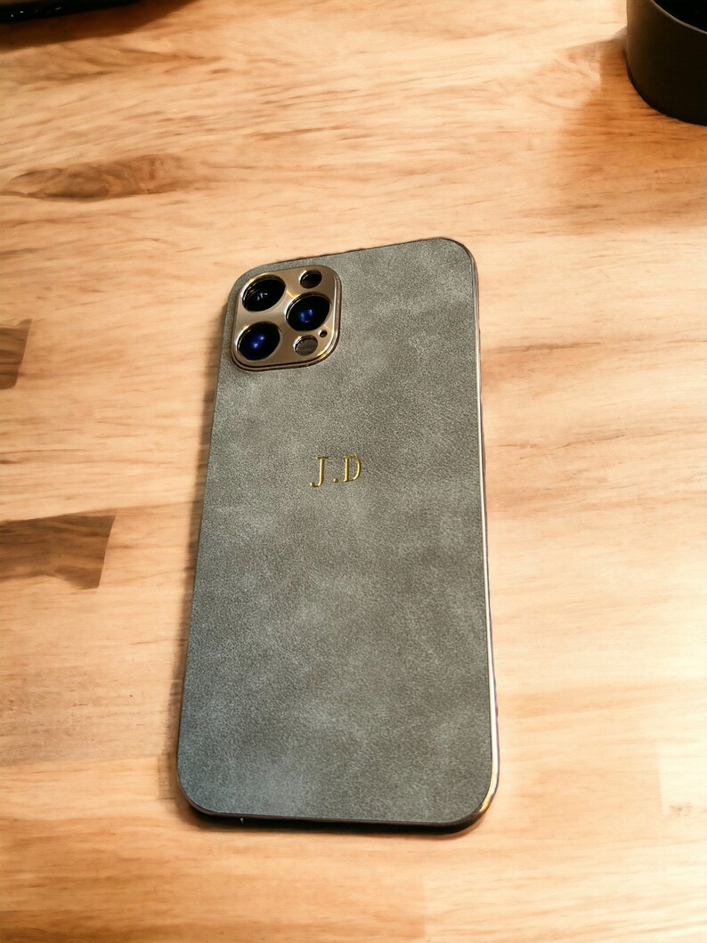 Personalisierte Wildleder iPhone Hülle für iPhone 15 14 13 12 11 Pro max Initialen Gravur Handyhülle Geschenkidee für sie Monogramm PU Custom Case Grey-Gold Letters