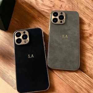 Custodia personalizzata per iPhone in pelle scamosciata per iPhone 15 14 13 12 11 Pro max Custodia per telefono con incisione delle iniziali Idea regalo per la sua custodia personalizzata in PU monogramma immagine 6