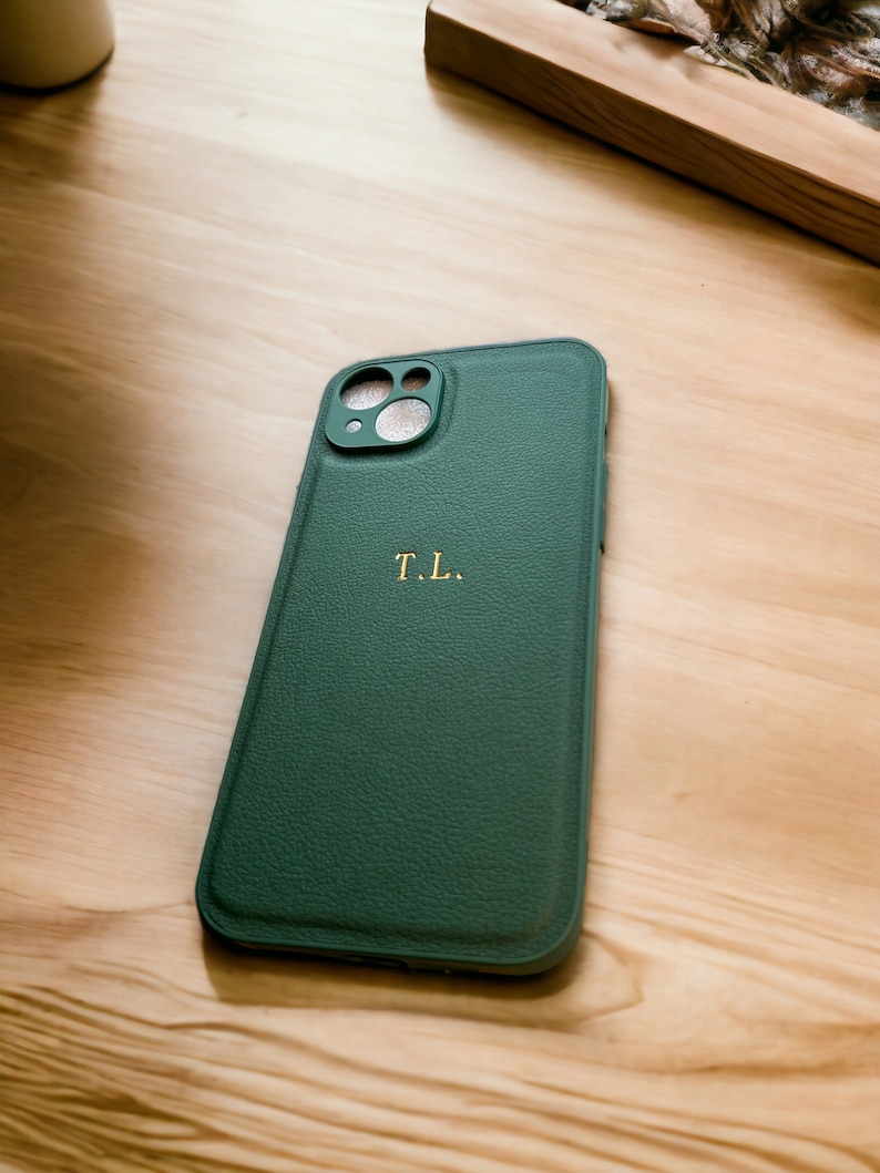 Custodia per telefono con nome inciso per iPhone 15 14 12 13 Pro Max Plus. Regalo di lusso Iniziali Cover posteriore per telefono in pelle personalizzata Compleanno per lei Lui Green - Gold Letters