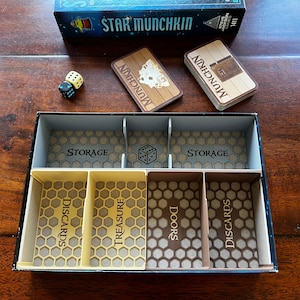Organizador de Cajas Munchkin Pro / Almacenamiento / Ayuda de Juego / Soporte. Maximiza el almacenamiento de tus mazos y protege las cartas. Juego de mesa, juego de cartas.