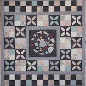 Może przedstawiać: Ręcznie robiona kołdra z centralnym wzorem przedstawiającym dziewczynkę otoczoną kwiatami i gwiazdami, z napisem "Scatter a little sunshine". Kołdra ma obramowanie w szachownicę oraz wzory kwiatowe i geometryczne.