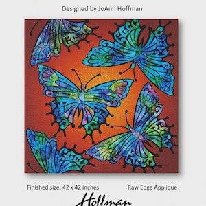 以下が含まれることがあります： 「Dance of the Butterflies」と題された正方形の布製アート作品。青、緑、ピンクの羽を持つ5匹のカラフルな蝶がオレンジ色の背景に描かれています。完成サイズは107 x 107 cmです。