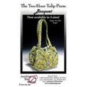 Può includere: Una borsa a mano con motivo floreale verde e giallo con un manico abbinato. La borsa ha la forma di un tulipano e ha una chiusura a bottone. Il testo sull'immagine recita "The Two-Hour Tulip Purse Bouquet" e "Now available in 4 sizes!"
