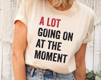 Muita coisa acontecendo no momento Bella camiseta de lona, muita coisa acontecendo no momento, camisa de concerto de muita coisa, camiseta de concerto, camisa Eras